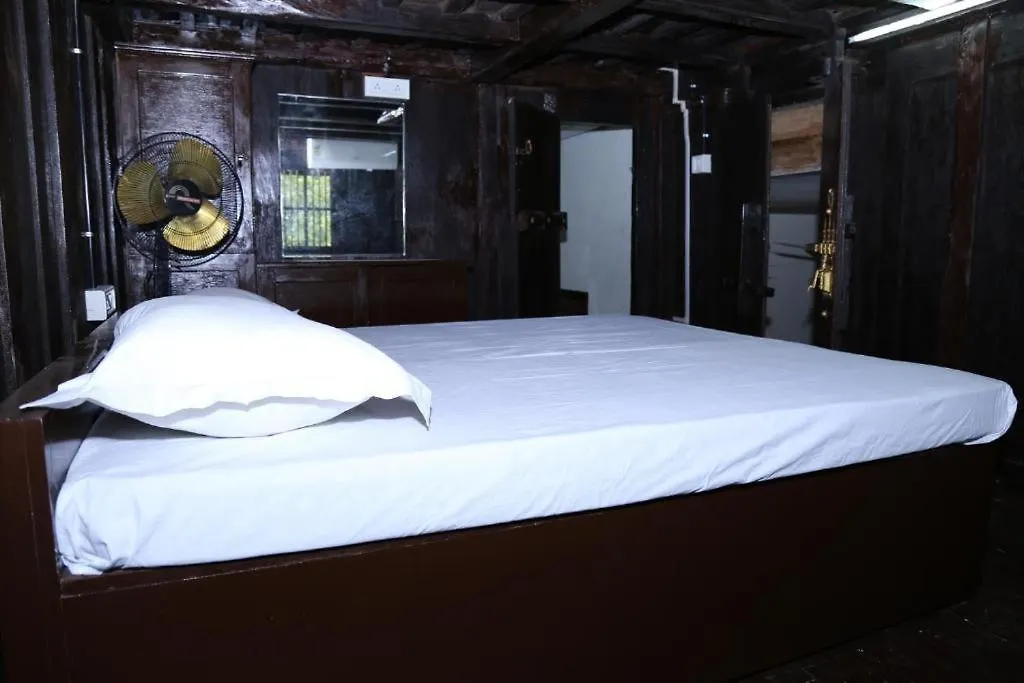 Aqualillies Water Front Heritage Homestay Kumarakom
