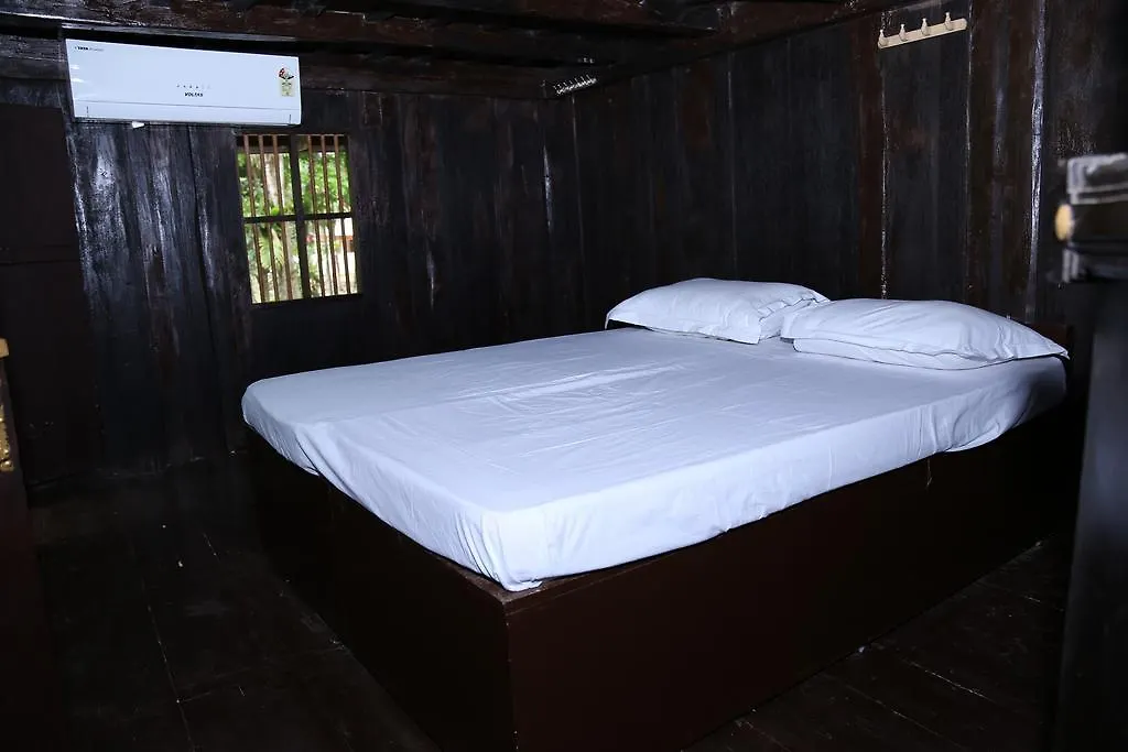 Aqualillies Water Front Heritage Homestay Kumarakom