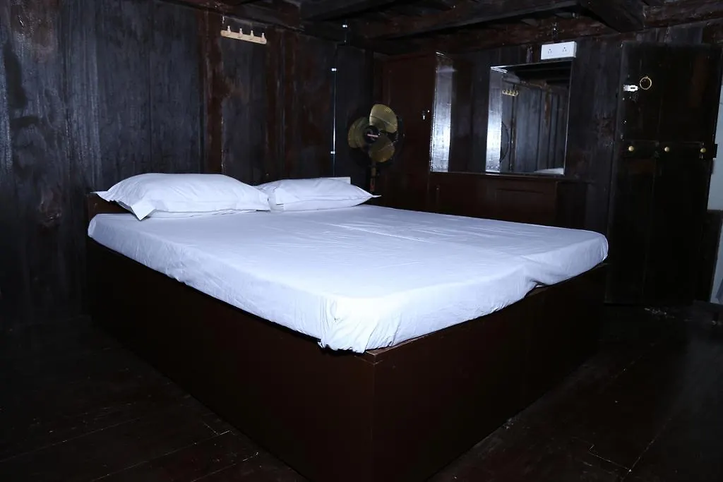 Aqualillies Water Front Heritage Homestay Kumarakom