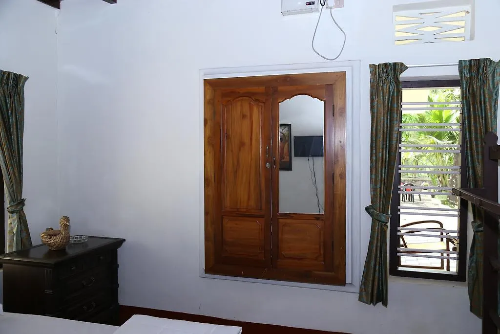 Aqualillies Water Front Heritage Homestay Kumarakom